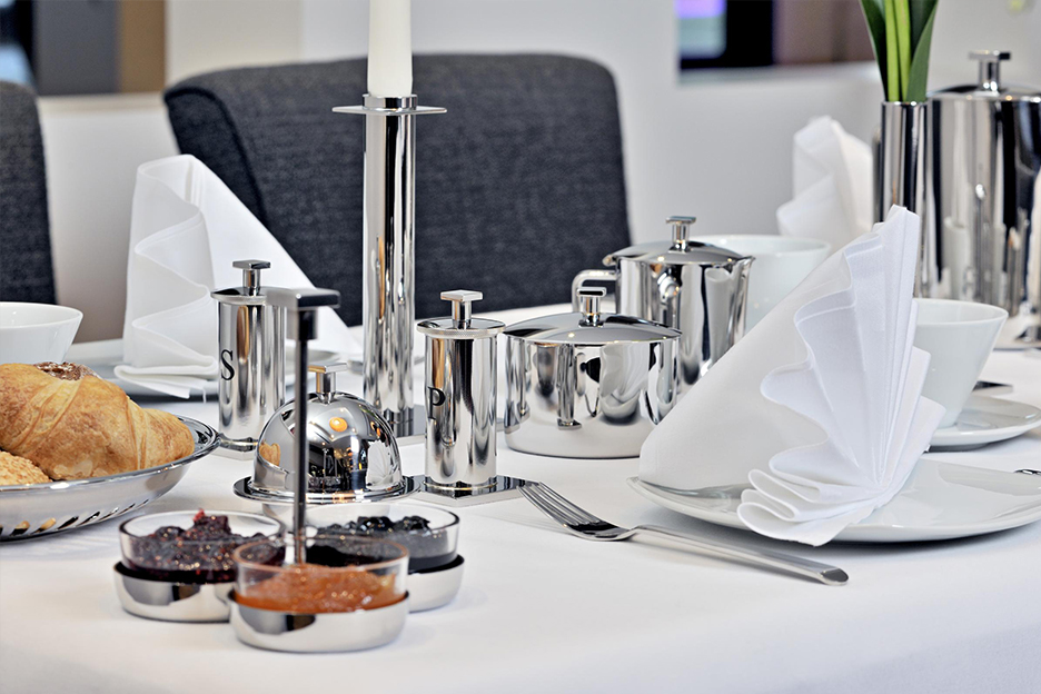 Gümüş ve çelik takımlarında kusursuz işçilik.